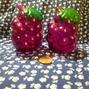 Grapes Salt and Pepper Shakers Plastic Set